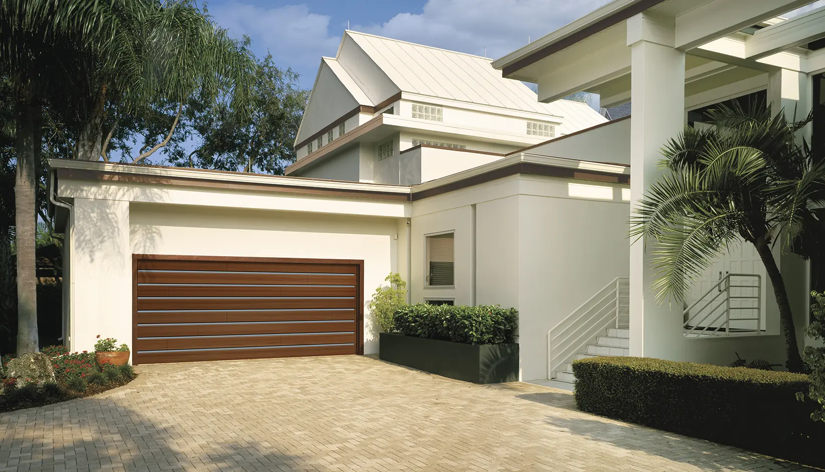 Clopay Reserve Wood Modern Collection design example 3